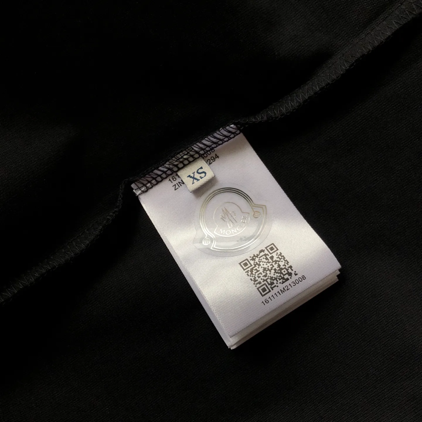 Moncler/ 2026 New Arrival logo T ⚠ ⚠ Quality⚠ Same Style logo ， ， Versatile Same Style Quality : White Black Size : XS ～ L XS : 110 70 58.5 21.5 S : 114 72 60 22 M : 118 74 61.5 22.5 L : 122 76 63 23